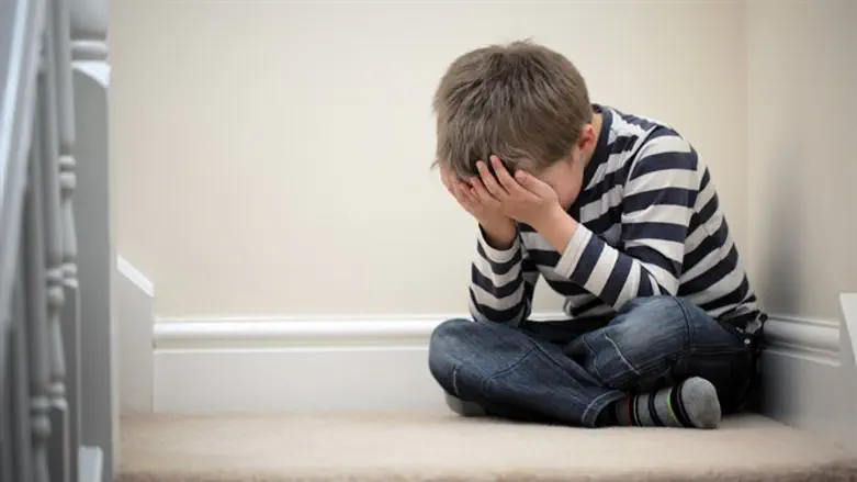 הוא רק בן 8, אבל הקורונה קרעה את נפשו העדינה.