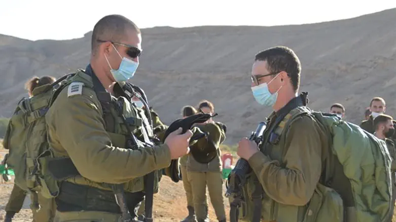 חנניה בן שמעון מקבל את הכומתה
