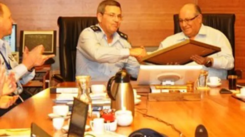 מפקד חיל האוויר נפרד מראש המוסד