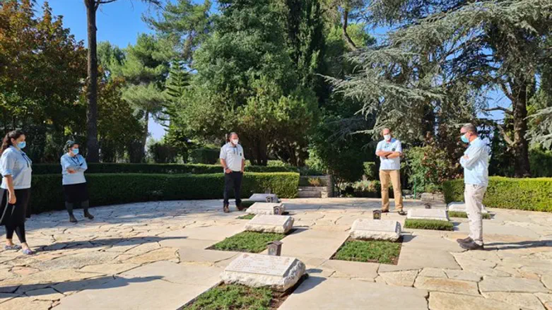 בני עקיבא על קבר חנה סנש הי"ד