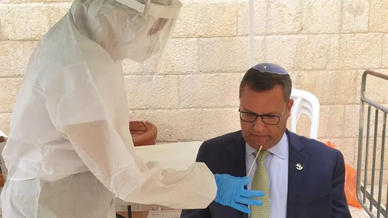 Моше Лион сдал тест на коронавирус