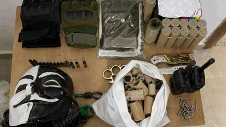 ציוד שנתפס בבית אחד העצורים