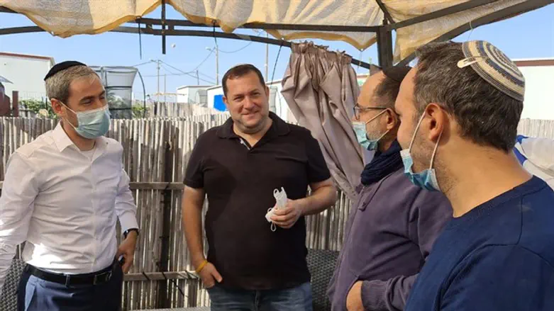 Dagan with Taieb (C)