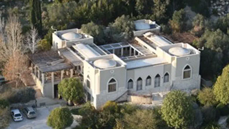 ביתו של גלנט במושב עמיקם