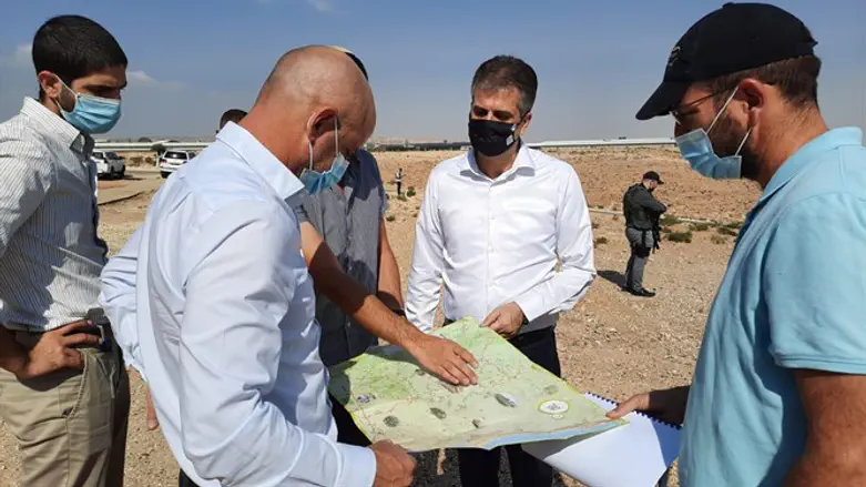 השר אלי כהן במהלך הסיור