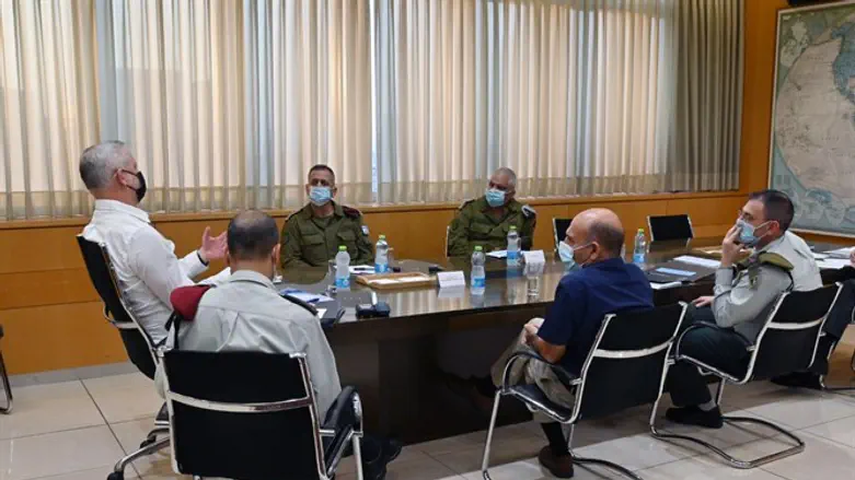 גנץ במהלך הישיבה לאישור מתן האות