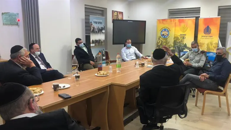 המזכיר הצבאי של הנשיא במהלך הפגישה