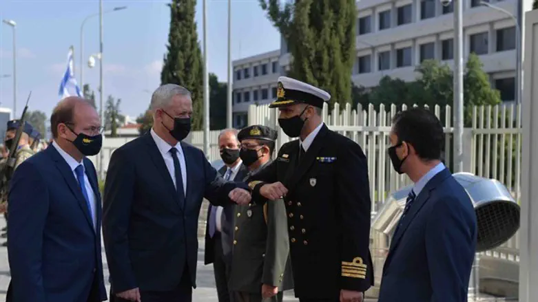 גנץ במהלך המפגש