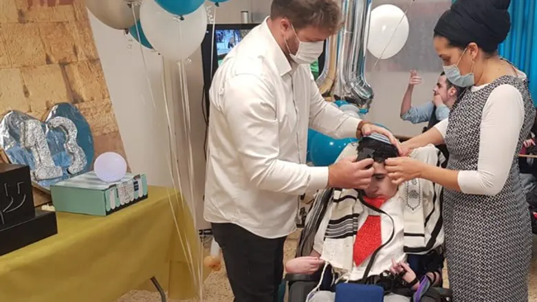 ישי יצחקוב בהנחת התפילין