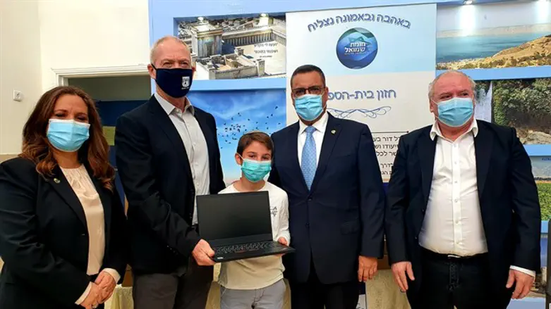 חלוקת מחשבים בירושלים. היום