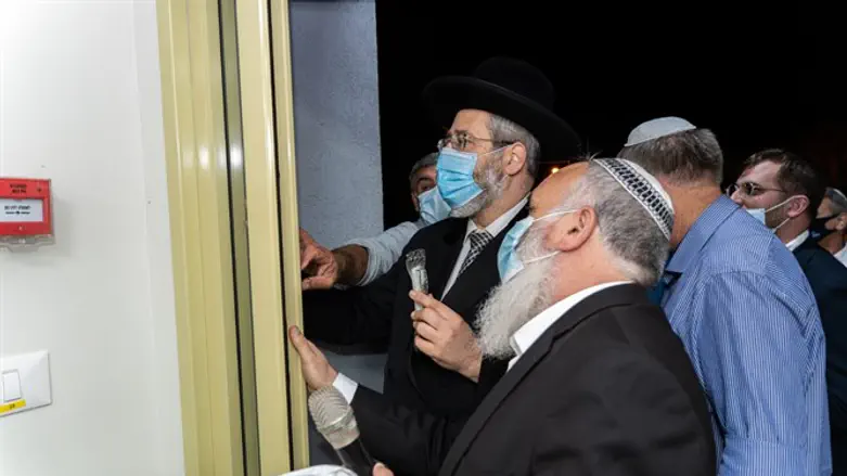 הרב דוד לאו בחנוכת בית הכנסת