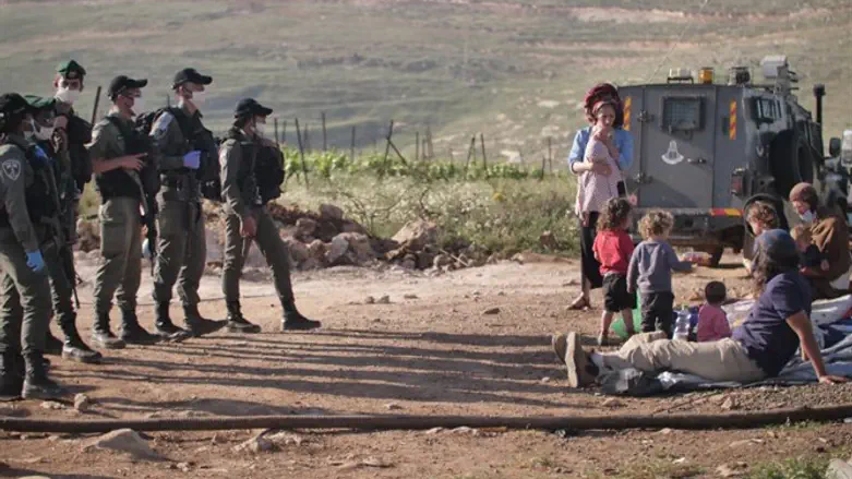 Въезд на форпост Куми-Ури. Иллюстрация