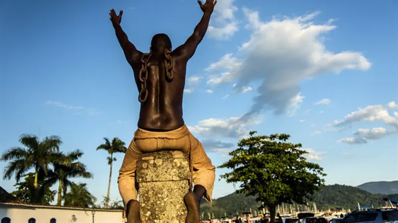 Descendant of slaves making presentation in Rio