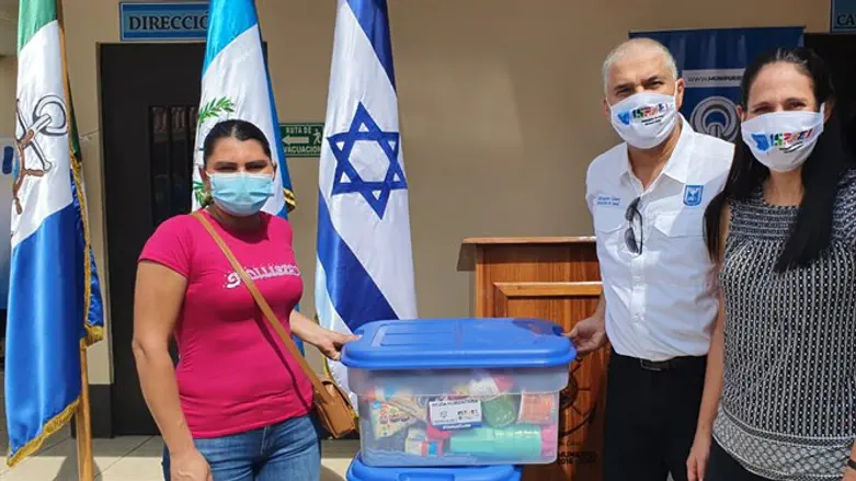 השגריר מתניה כהן מעניק ציוד חירום למשפחות במזרח גואטמלה