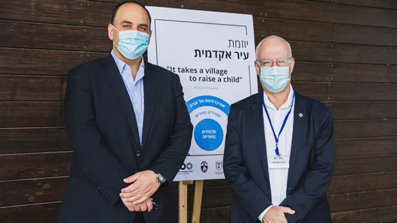 ברוט עם פורת לאחר החתימה