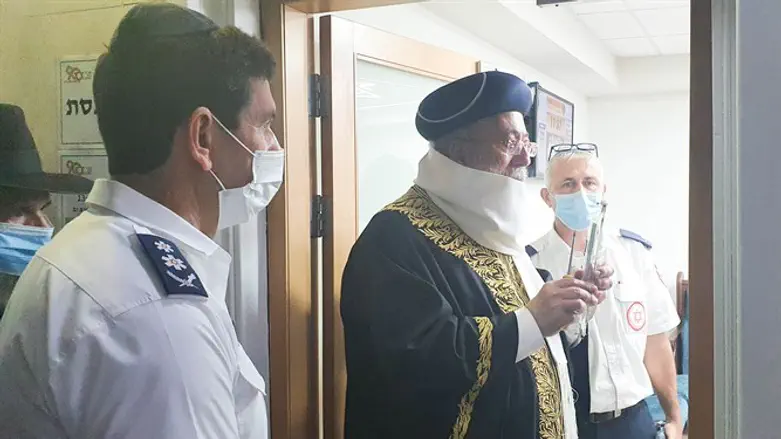 הרב עמאר קובע את המזוזה