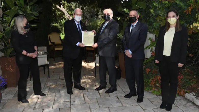 פרופ' פרץ לביא מקבל את המינוי