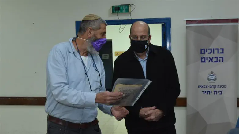 ח"כ יעלון והרב משה הגר