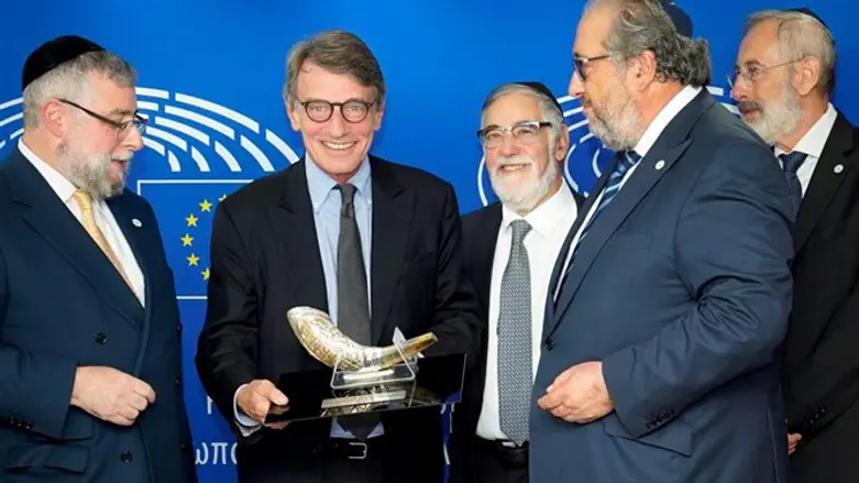 דיוויד סאסילי עם ראשי ועידת רבני אירופה