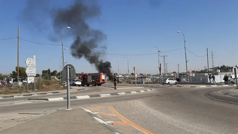 Горящий грузовик с газовыми баллонами