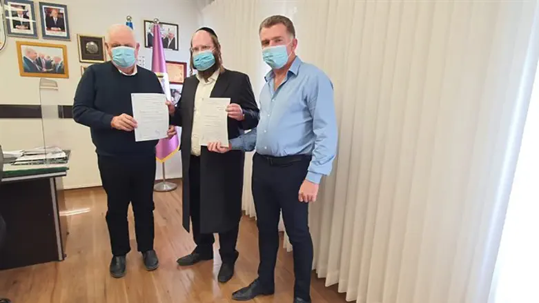 ראש העיר וסגנו יחד עם ר׳ נחמן קוסטנטינר 