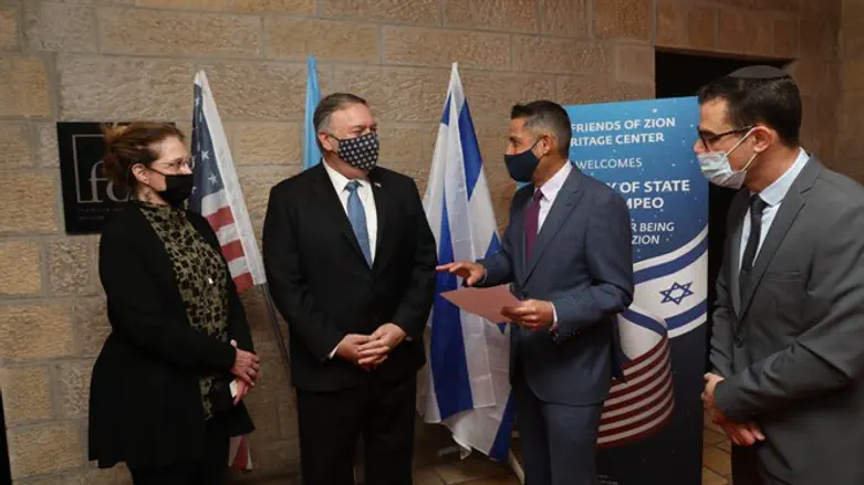 מימין: מנהל המוזיאון דניאל וואיצ'ק, עו״ד ניר קמחי, פומפאו ורעייתו 