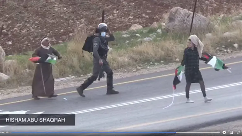 Еврейская женщина, сорвавшая палестинский флаг