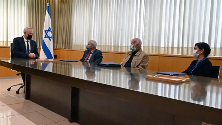 בני גנץ עם חברי ועדת הבדיקה