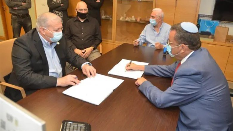 החתימה בלשכת ראש העיר