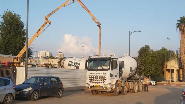 יציקת היסודת בישיבת ההסדר קרית גת