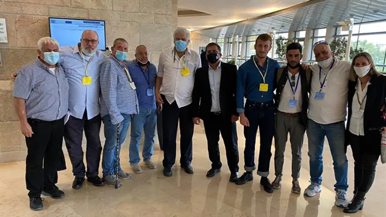 אופיר סופר עם משתתפי הדיון