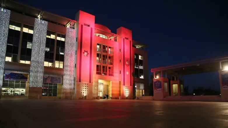 בניין עיריית ירושלים מואר באדום