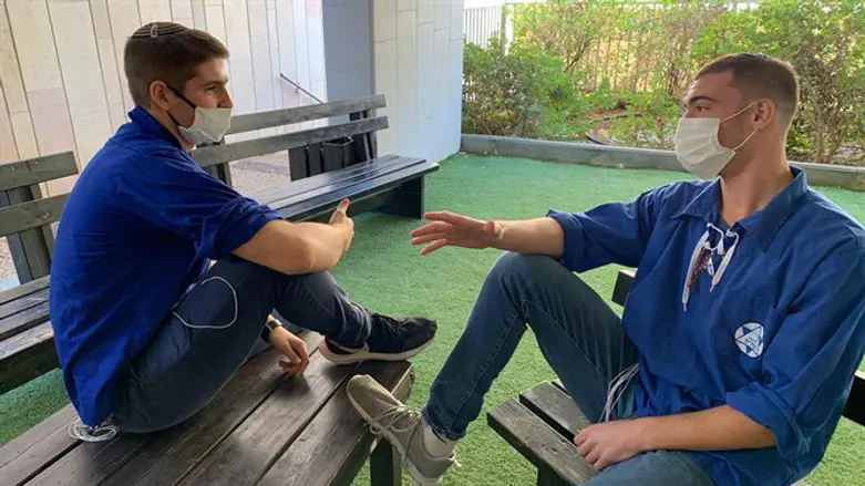 נערכים למחאה. תנועת עזרא