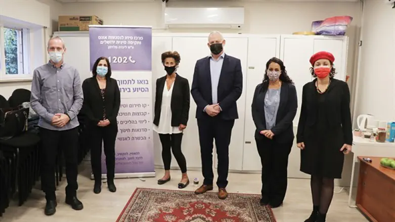 Gantz at J'lem Rape Crisis Center