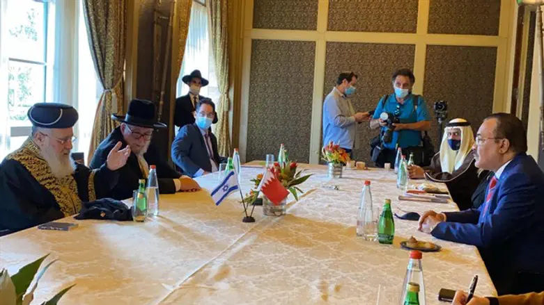 הרב יצחק יוסף עם נציגי בחריין