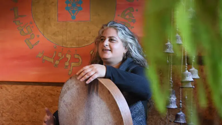 "כשאני רואה את הנערים והנערות שגדלים אצלי מתקדמים, זה שווה הכול". שירלי נאוי