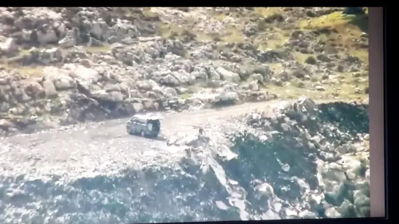 פלסטינים שופכים פסולת בשטח