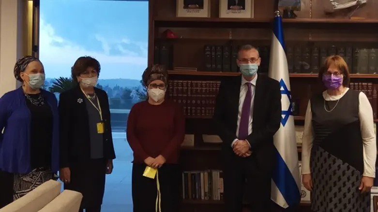 יריב לוין וקבוצת הנשים