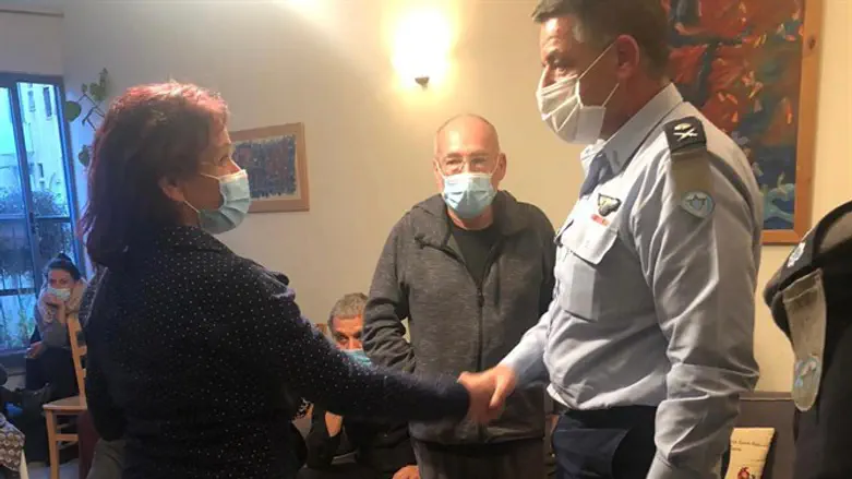 Амикам Норкин с семьей скорбящих родителей