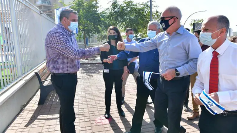 חביב פרץ מקבל את פניו של שר החינוך יואב גלנט