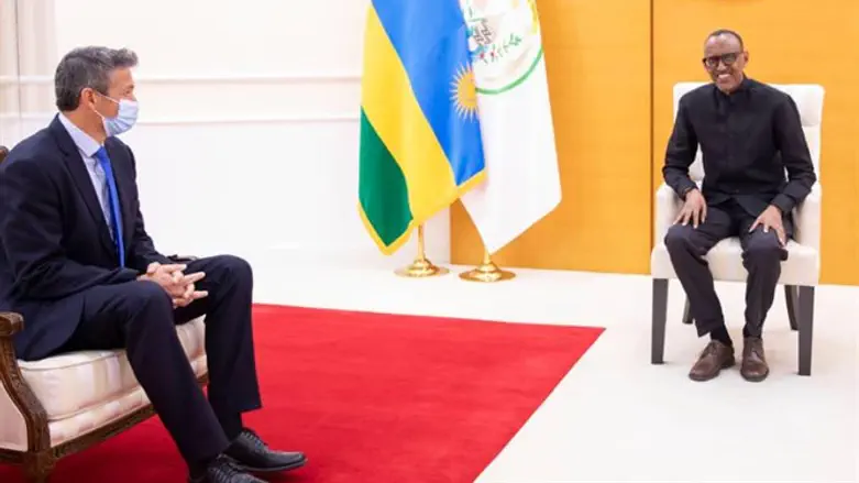 שר התקשורת יצא לביקור בזק ברואנדה