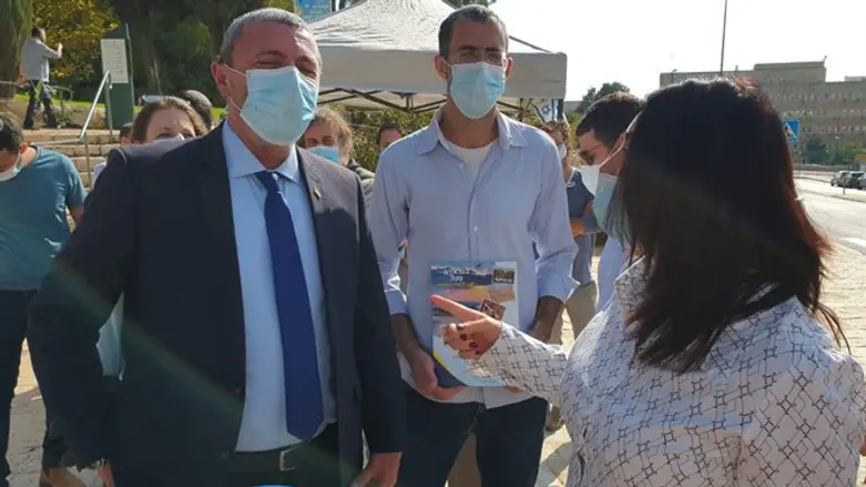 הרב רפי פרץ עם נציגי ההתיישבות הצעירה