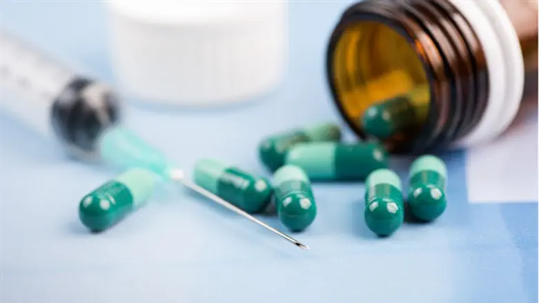 Pills and syringe (archive)