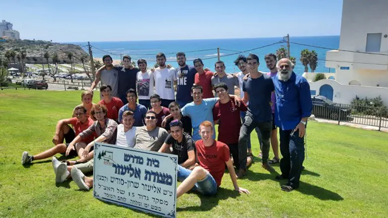 הרב שרון ותלמידיו