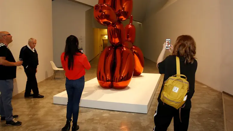 מתוך התערוכה של ג'ף קונס