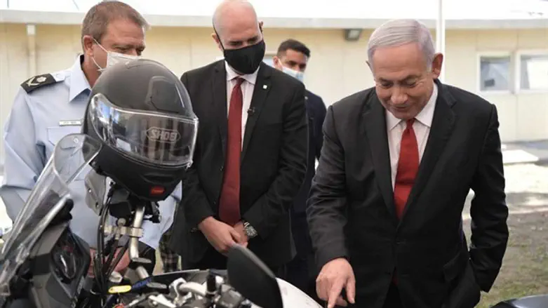 Netanyahu visits 'National Coronavirus Enforcement Authority'