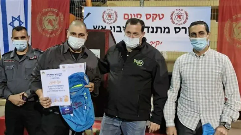 דגן עם מנדל ועקנין