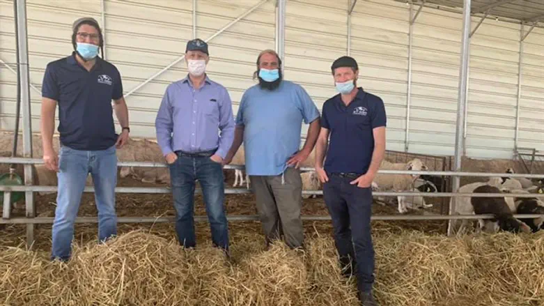 השר הנגבי עם מתנדבי השומר יו"ש