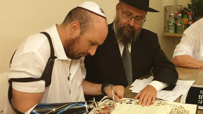 הרב מנחם קוטנר עם בן שפיצר ביום חתונתו