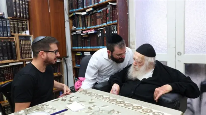 משה חוגג אצל הרב קנייבסקי היום